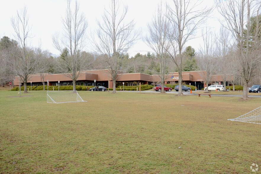 150 Fisher Dr, Avon, CT à louer - Photo du bâtiment - Image 2 de 7