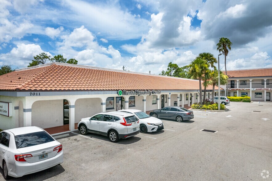 7011-7051 Cypress Ter, Fort Myers, FL à louer - Photo du bâtiment - Image 3 de 5
