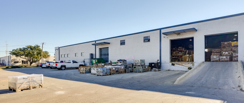 8821 Directors Row, Dallas, TX for sale - Building Photo - Image 3 of 6