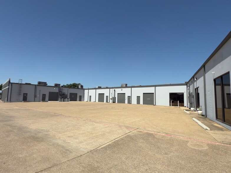 1900 Firman Dr, Richardson, TX for lease - Building Photo - Image 3 of 4