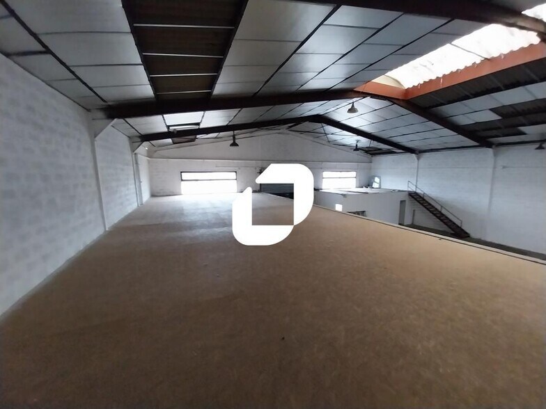 Flex in Saint-Priest for lease - Interior Photo - Image 3 of 10
