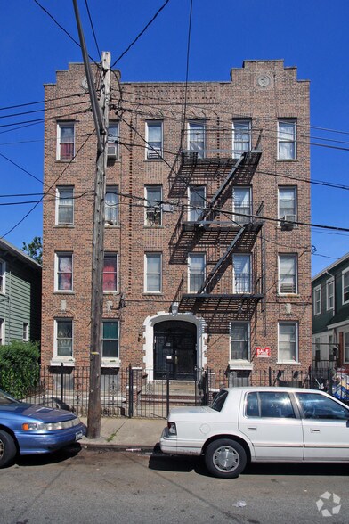 19 Hubbard Pl, Brooklyn, NY à vendre - Photo du bâtiment - Image 2 de 7