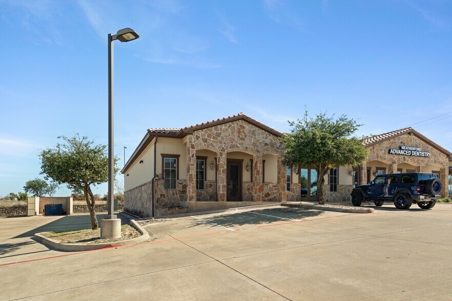 E 181 E BB Fielder Rd Suite 300, Weatherford, TX à louer - Photo du bâtiment - Image 1 de 25