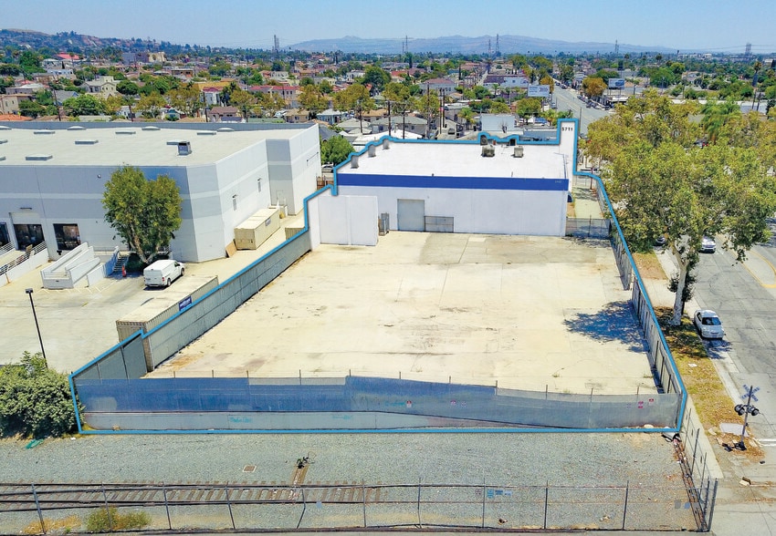 5711 E Olympic Blvd, Commerce, CA for lease - Building Photo - Image 3 of 9