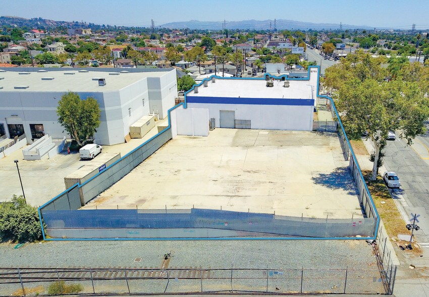 5711 E Olympic Blvd, Commerce, CA à louer - Photo du bâtiment - Image 3 de 9