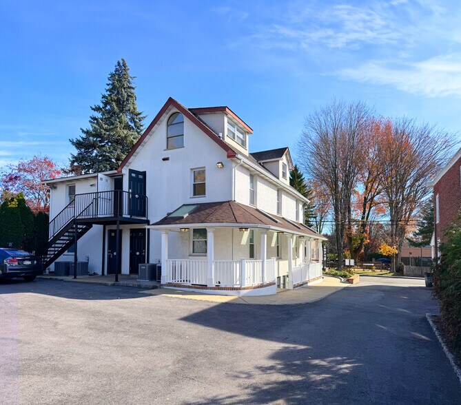 136 Garrett Ave, Bryn Mawr, PA à louer - Photo du bâtiment - Image 2 de 2