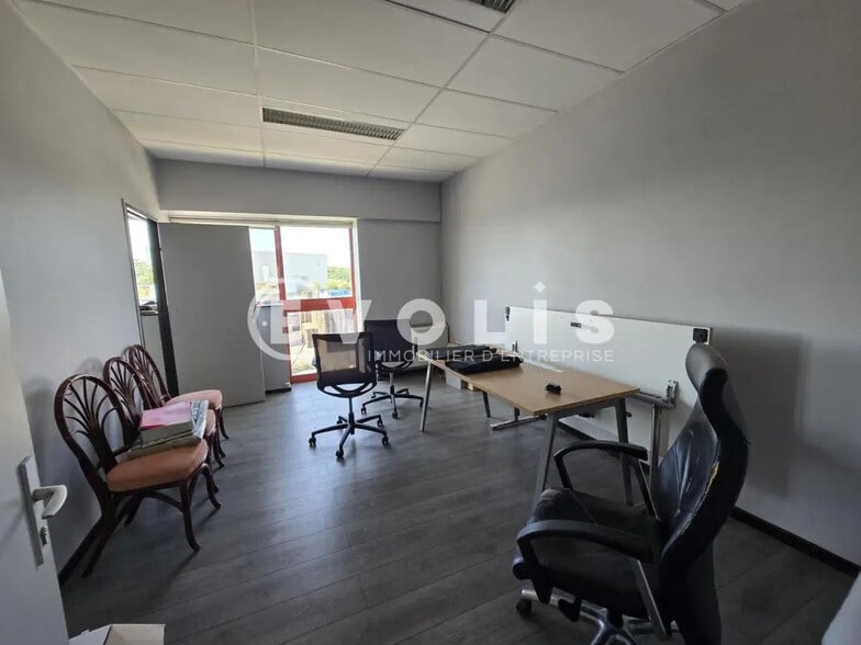Office in Chilly-Mazarin for lease - Interior Photo - Image 2 of 8