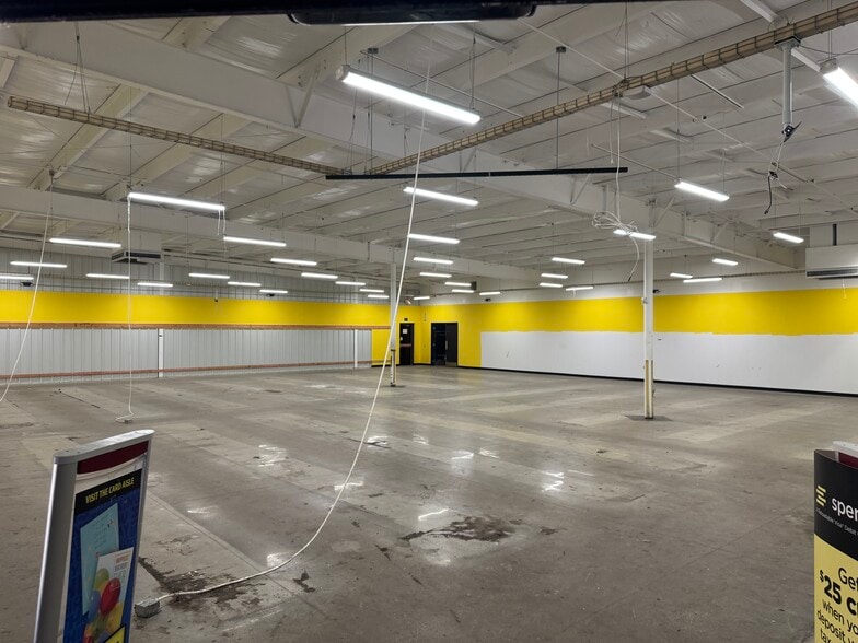 16015 Lake Shore Blvd, Cleveland, OH for lease - Building Photo - Image 3 of 9