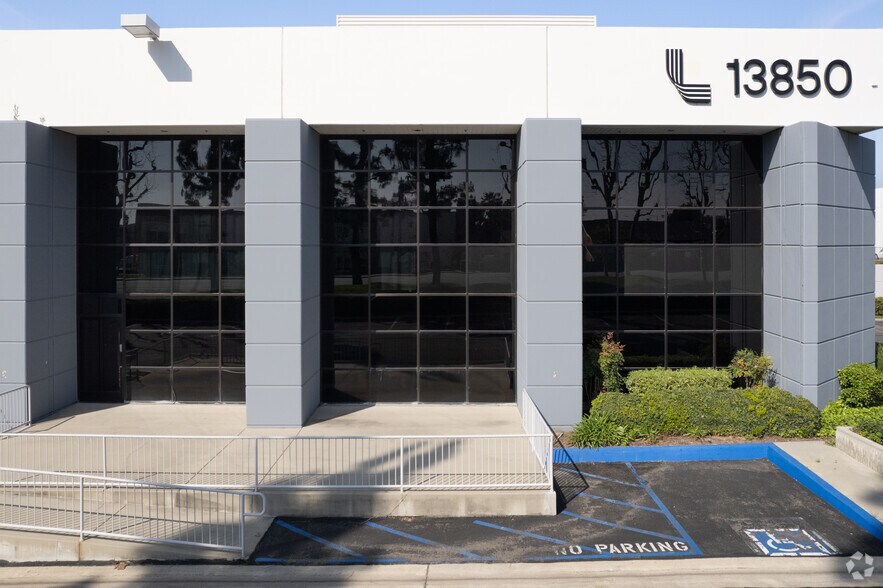 13850 Central Ave, Chino, CA à louer - Photo du bâtiment - Image 2 de 7