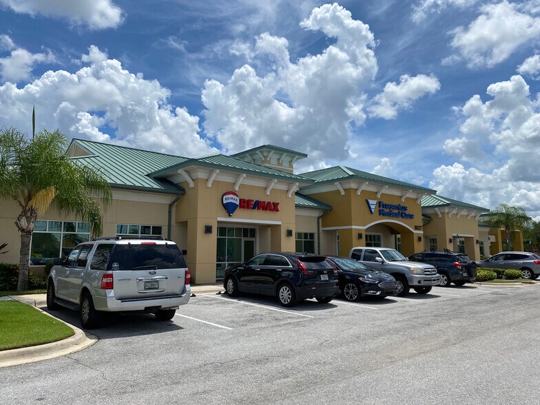 8039 Cooper Creek Blvd, Bradenton, FL à louer - Photo du bâtiment - Image 3 de 7