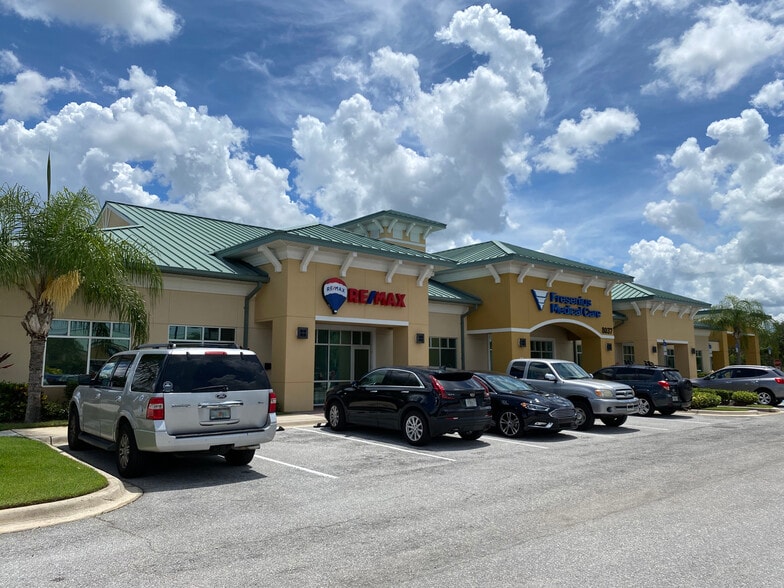 8039 Cooper Creek Blvd, Bradenton, FL à louer - Photo du bâtiment - Image 3 de 7