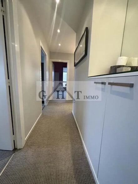 Office in Créteil for lease - Interior Photo - Image 3 of 12