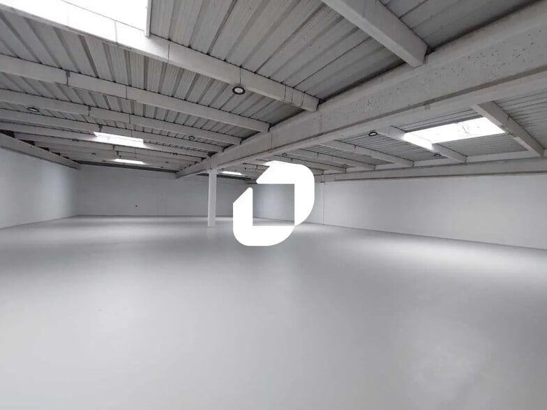 Flex in Coignières for lease - Interior Photo - Image 1 of 10