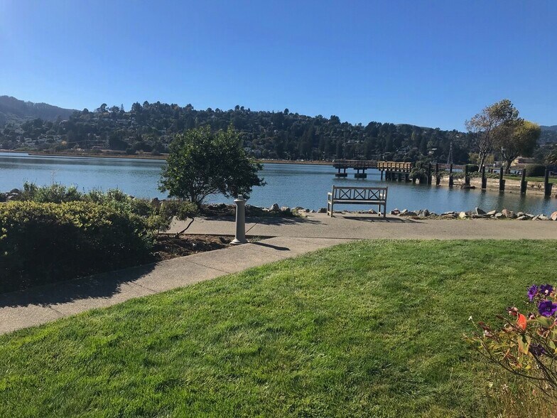 575 Redwood Hwy, Mill Valley, CA à louer - Photo du bâtiment - Image 2 de 12