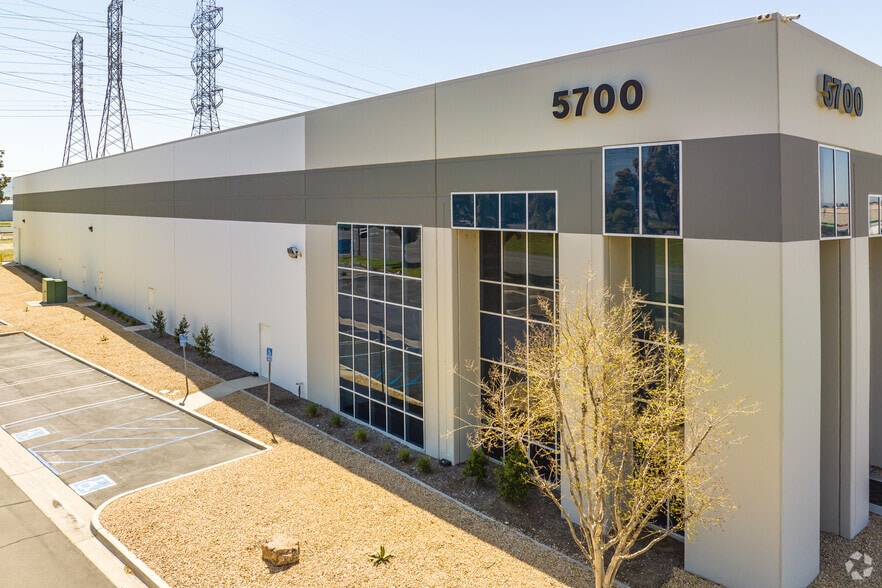5700 E Airport Dr, Ontario, CA for lease - Primary Photo - Image 1 of 9