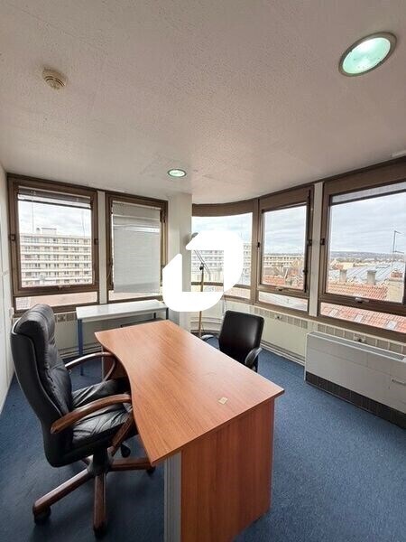 Office in Poissy for sale Interior Photo- Image 1 of 17