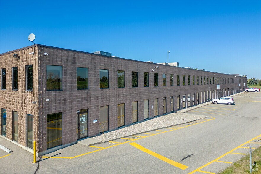 1338 36th Ave NE, Calgary, AB à louer - Photo du bâtiment - Image 2 de 10
