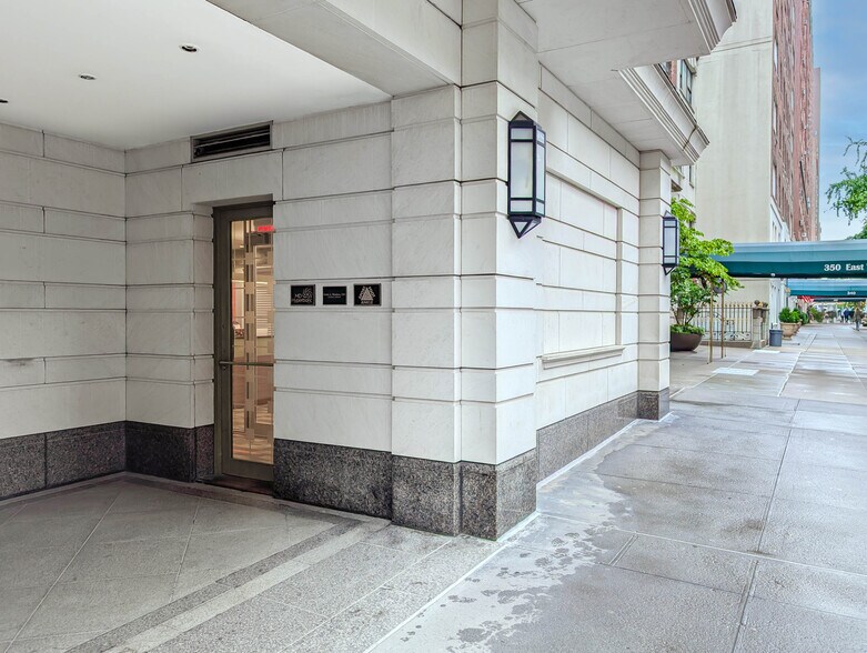 360 E 72nd St, New York, NY à vendre - Photo du bâtiment - Image 1 de 4
