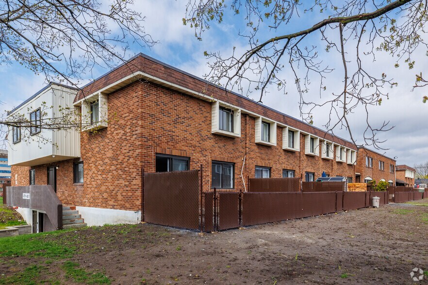 301 Rue Hurteau, Dollard-des-Ormeaux, QC à vendre - Photo du bâtiment - Image 2 de 3