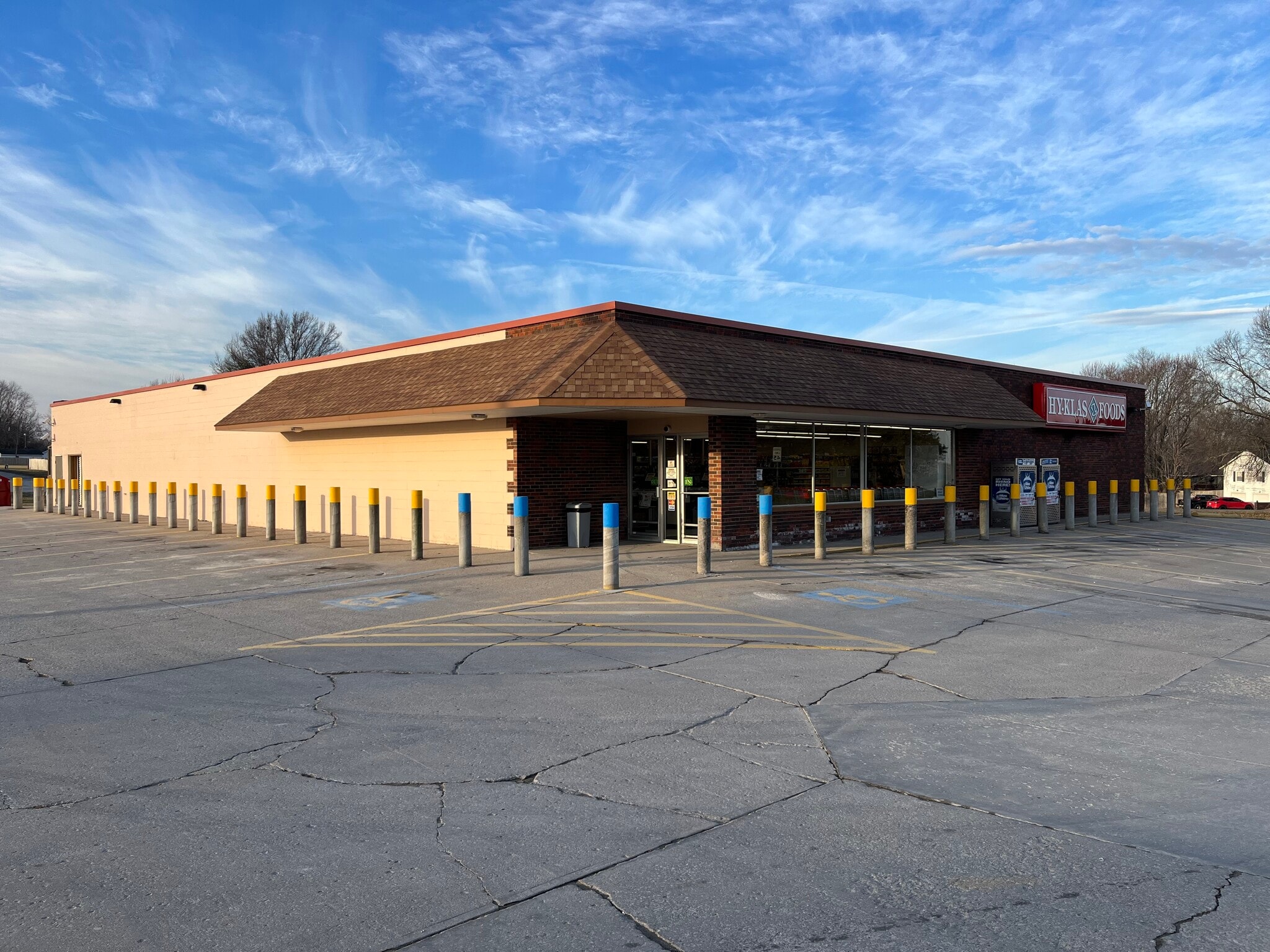 Hy Klas Grocery Store Portfolio portfolio of 3 properties for sale on LoopNet.ca Primary Photo- Image 1 of 33