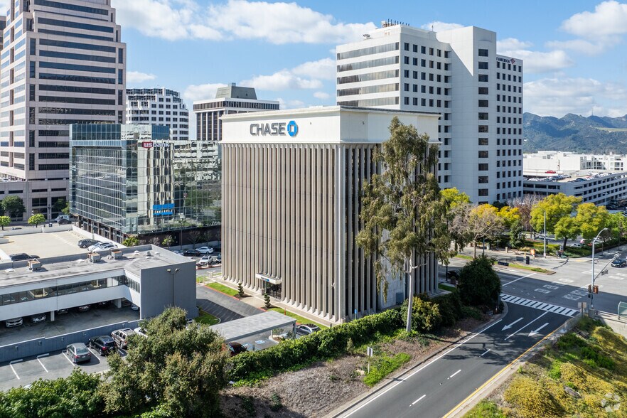 620 N Brand Blvd, Glendale, CA à vendre - Photo du bâtiment - Image 2 de 60