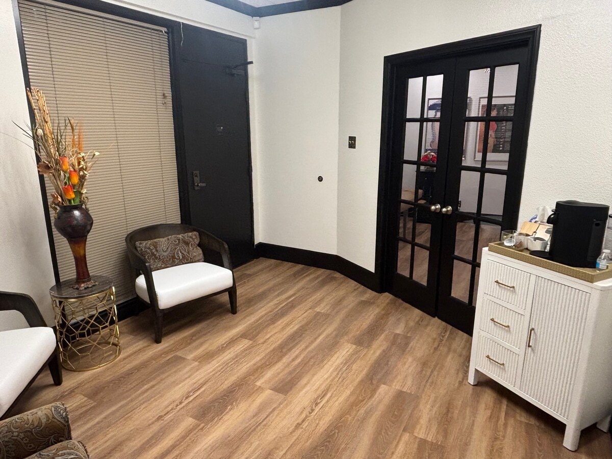 1122 E Lincoln Ave, Orange, CA 92865 - Unité B200 - - Photo intérieure - Image 2 of 3