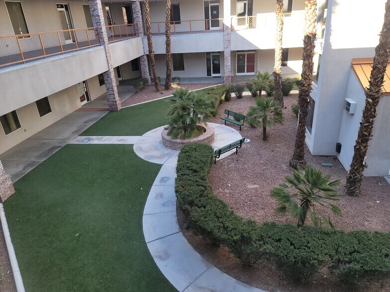 3530 E Flamingo Rd, Las Vegas, NV à vendre - Photo du bâtiment - Image 3 de 6