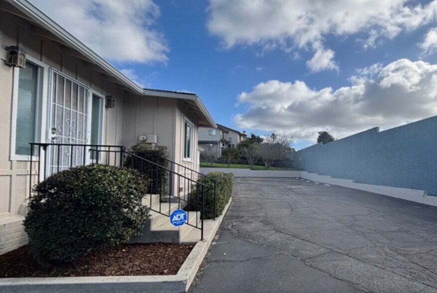 626 Civic Center Dr, Vista, CA à louer - Photo du bâtiment - Image 2 de 26
