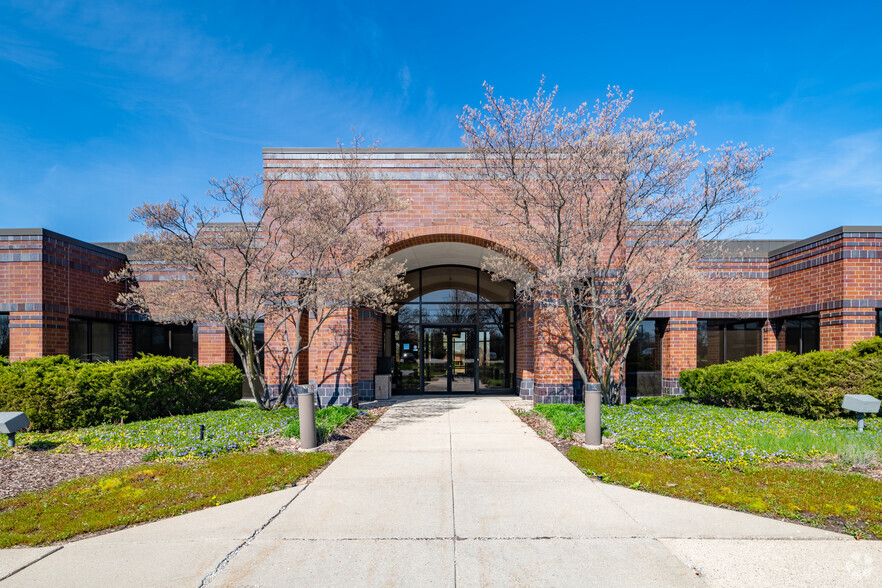 11925 W Lake Park Dr, Milwaukee, WI for lease - Building Photo - Image 1 of 6