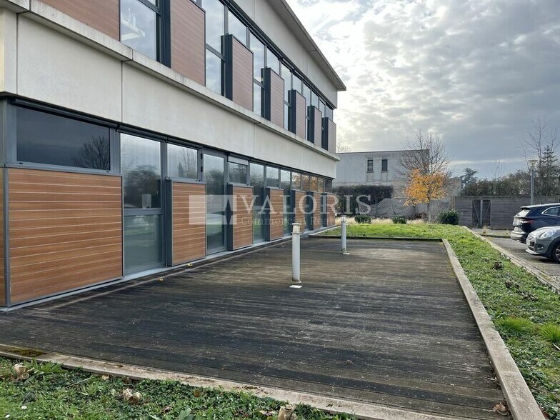 16-18 Chemin Des Cuers, Dardilly for lease - Building Photo - Image 2 of 13
