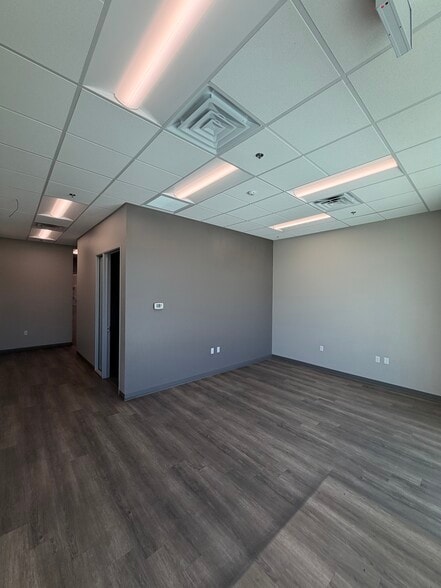 4670 W Silverado Ranch Blvd, Las Vegas, NV for lease - Building Photo - Image 3 of 15