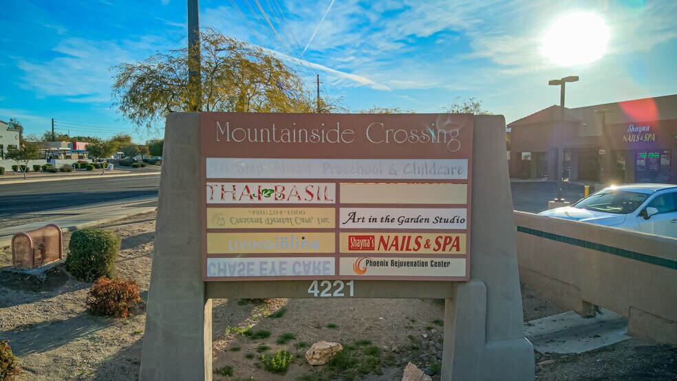 4221 E Chandler Blvd, Phoenix, AZ à louer - Photo du bâtiment - Image 3 de 15