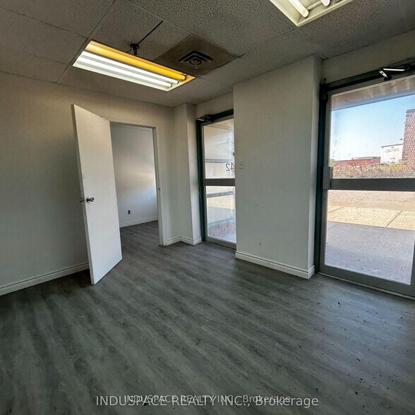 2400 Lucknow Dr, Mississauga, ON à louer - Photo du bâtiment - Image 3 de 7