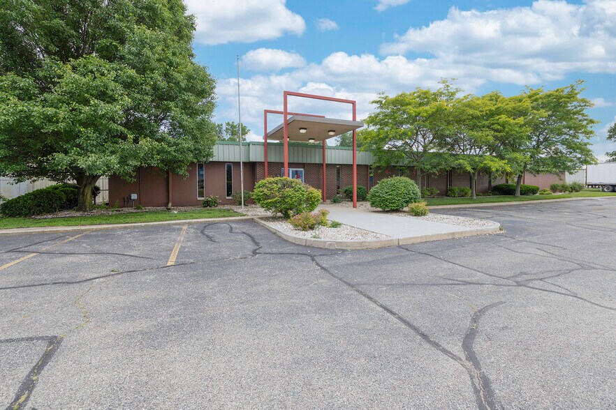 1655 E 12th St, Mishawaka, IN à vendre - Photo du bâtiment - Image 2 de 26