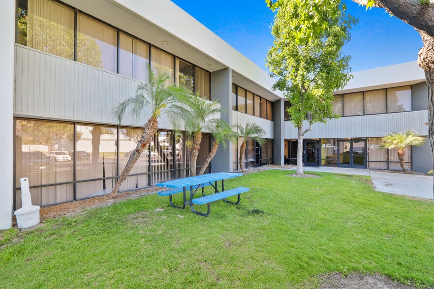 1555-1565 S Sinclair St, Anaheim, CA for lease - Building Photo - Image 2 of 6