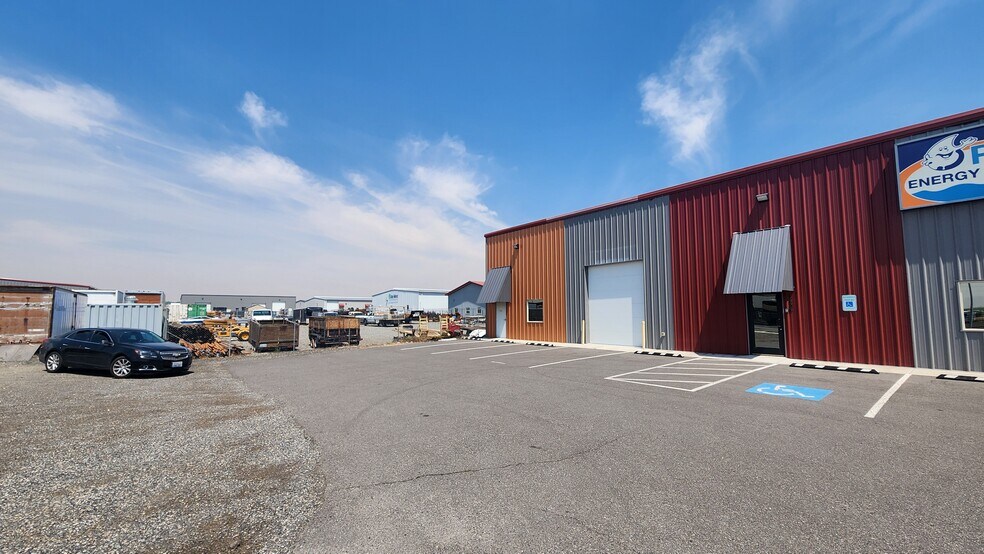 2424 Henderson Loop, Richland, WA à louer - Photo du bâtiment - Image 2 de 10