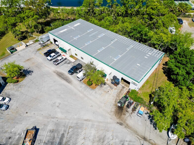 4200 Dow Rd, Melbourne, FL à louer - Photo du bâtiment - Image 1 de 7
