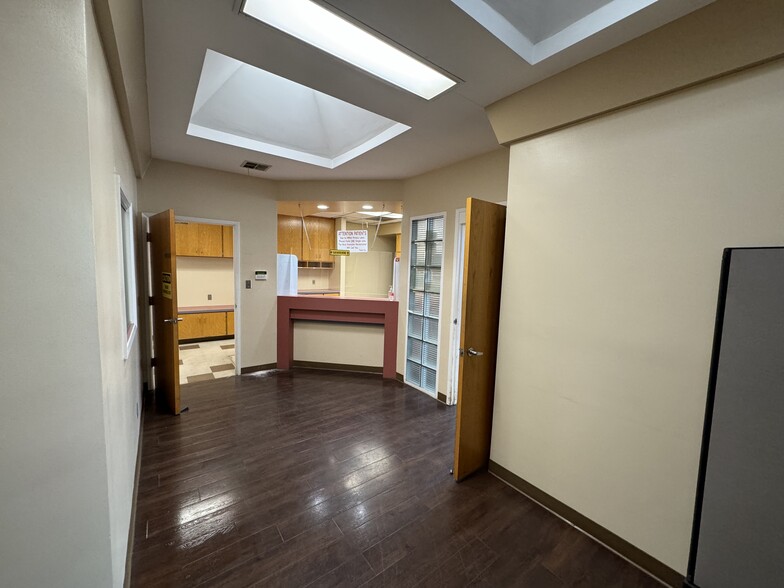 1705 28th St, Bakersfield, CA for lease - Interior Photo - Image 3 of 8