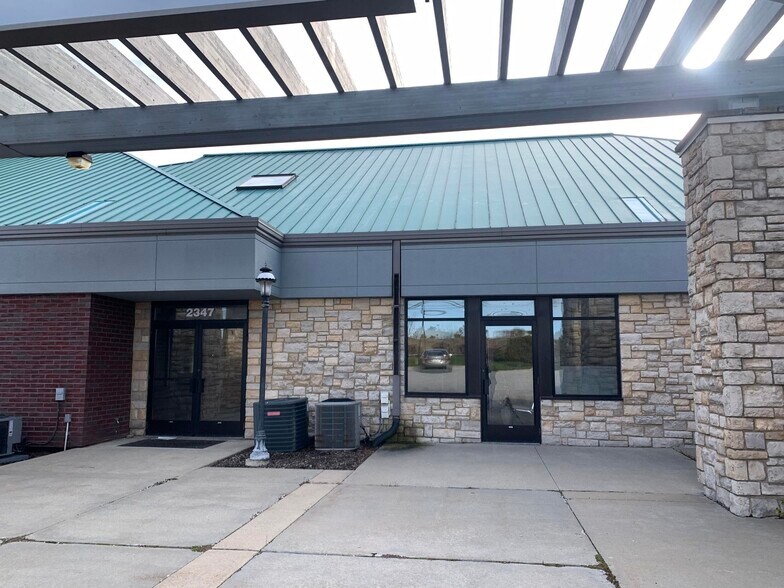 2347-2359 Silvernail Rd, Pewaukee, WI à louer - Photo du bâtiment - Image 2 de 28