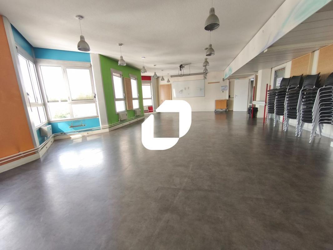 Office in Noisy-le-Grand for sale Building Photo- Image 1 of 8