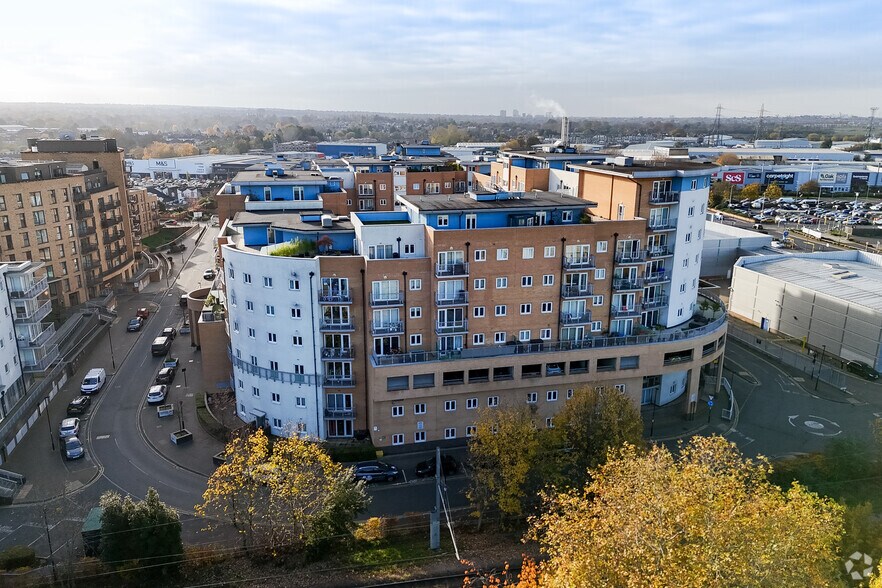 11-19 Whitestone Way, Croydon à vendre - Photo du bâtiment - Image 2 de 3