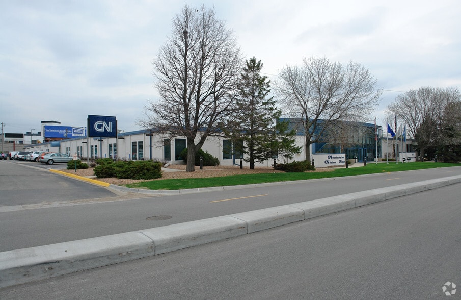 8001 E Bloomington Fwy, Bloomington, MN for lease - Primary Photo - Image 1 of 5