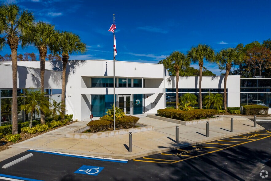 12973-12985 N Telecom Pky, Temple Terrace, FL à louer - Photo du bâtiment - Image 2 de 8