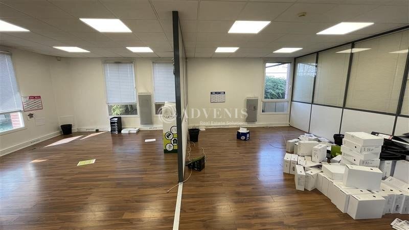 Office in Magny-le-Hongre for lease - Building Photo - Image 2 of 7