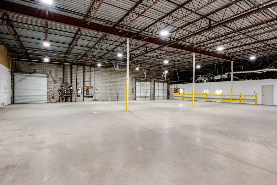 11233-11251 Leo Ln, Dallas, TX for lease - Building Photo - Image 3 of 8
