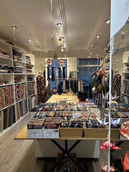 Retail in Paris for lease - Interior Photo - Image 2 of 10