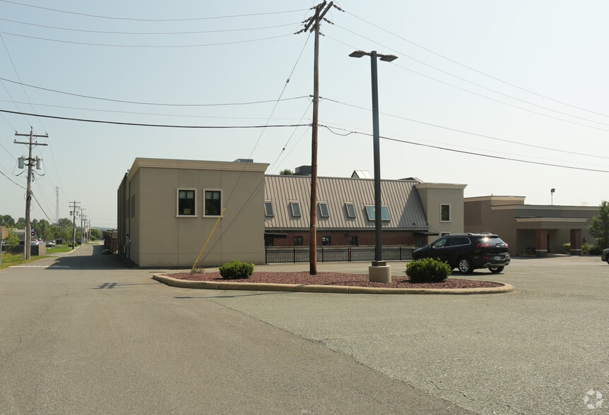 1202 Troy Schenectady Rd, Latham, NY à louer - Photo du bâtiment - Image 2 de 5