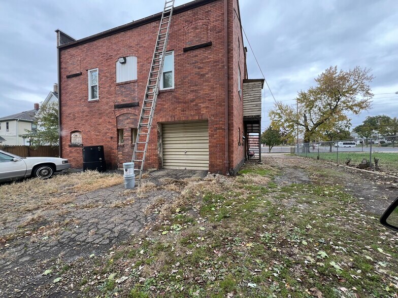 715 State Ave NE, Massillon, OH à louer - Photo du bâtiment - Image 1 de 10