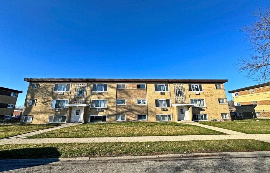 108 W Elizabeth Dr, Addison, IL à vendre - Photo principale - Image 1 de 8