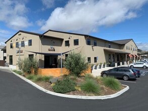 3340 Ramada Dr, Paso Robles, CA à louer Photo du bâtiment- Image 2 de 8